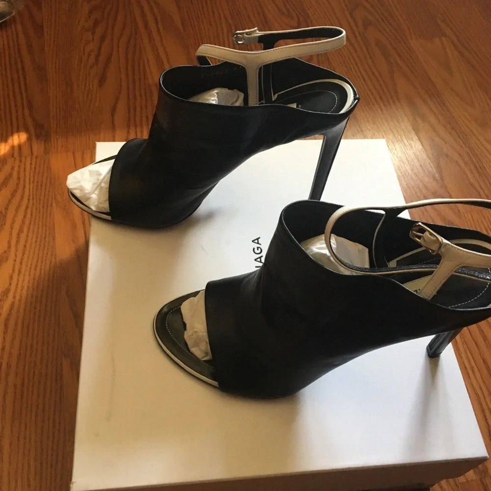 Shoes - Picture 5 of 7